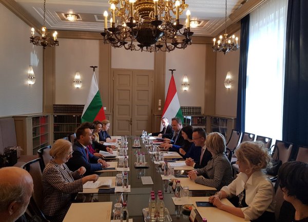 Унгария е сред водещите чуждестранни инвеститори в България, заяви икономическият министър