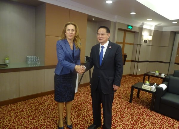 Зам.-министър Николова присъства на Международното изложение на вносни стоки в Китай