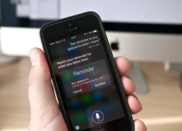 Гласовият асистент Siri чете на глас съобщения от WhatsApp