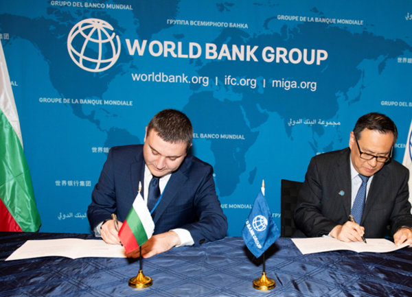 Финансовият министър подписа споразумението за новия Център на Световната банка в София