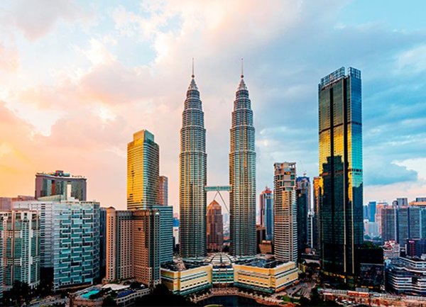 Бизнесът в Малайзия се възстановява бавно месец след края на ограниченията