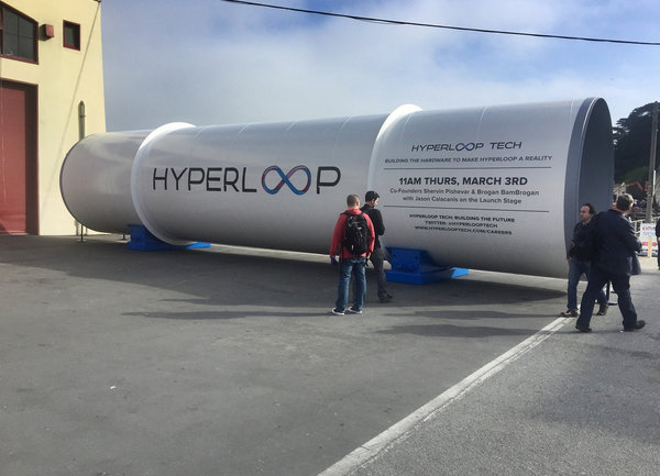 Hyperloop One изгражда транспортна система, която се движи с над 1000 км/ч