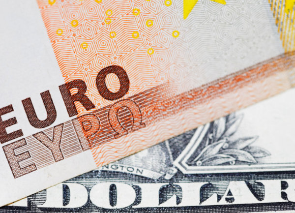 Доларът губи позиции, еврото се покачва