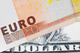 Доларът губи позиции, еврото се покачва