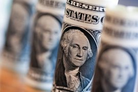 Доларът спада до многогодишни минимуми