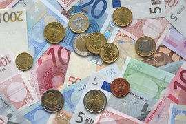 Доларът и еврото бавно се възстановяват