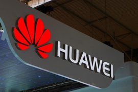 Приходите на Huawei са спаднали с почти 30% през първата половина на годината