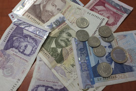 Колко пари са нужни за издръжката на един човек в България?