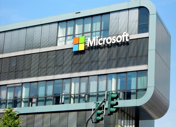 Microsoft представя хибридно устройство „две в едно”