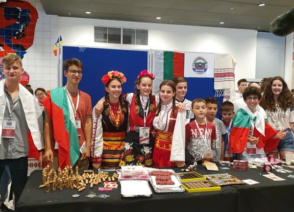 Българчета с десетки медали от състезание по дебати в Хага