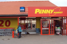Половината магазини на Penny са продадени
