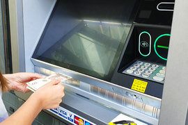 Безконтактно теглене и внасяне на новите банкомати на „Райфайзенбанк”