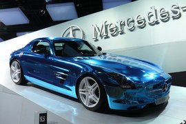 Mercedes прави завод в Полша