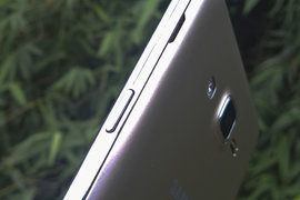 Samsung представи 3 подобрени модела от серията Galaxy J
