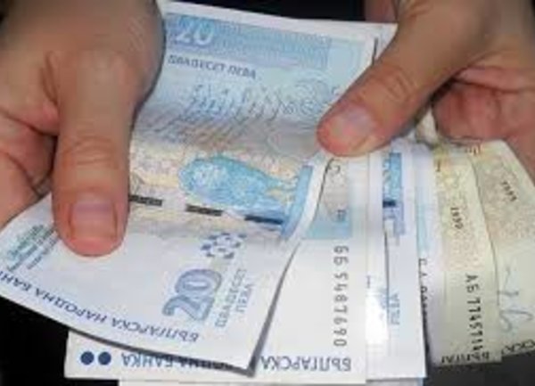 Заплатите в България растат най-бързо от целия ЕС