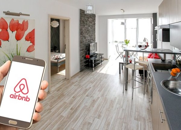 Airbnb е изправен пред призиви за по-стриктно прилагане на правилата за краткосрочен наем в Ирландия