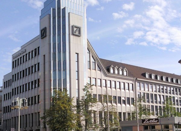 Deutsche Bank отчете загуба от 90 милиона долара за второто тримесечие заради изпълнението на програмата за преструктурирането й