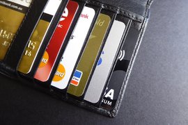 Кредитните карти в България се стопиха