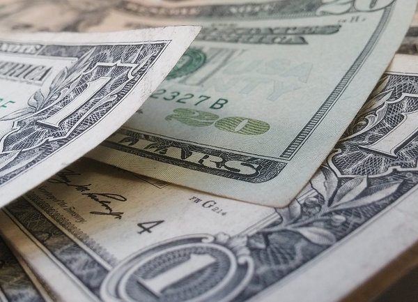 Доларът расте след приемането на данъчната реформа от Сената