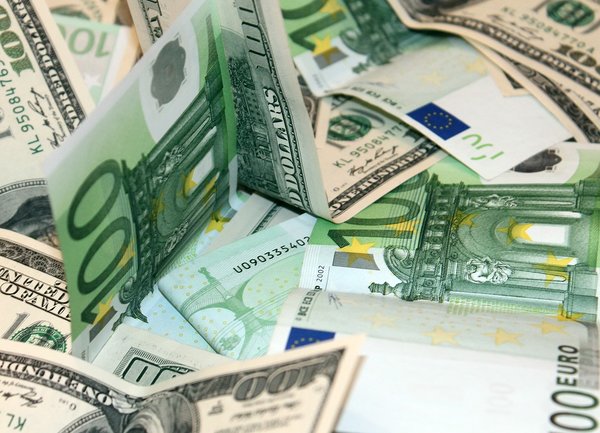 Еврото и паунда вземат превез над долара