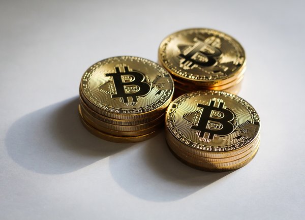 Крипто пазарите бележат възход, а Bitcoin се възстановява над 7 500 долара