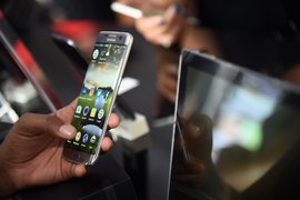 Гласовия асистент на Galaxy S8 няма да бъде напълно функционален