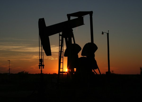 Цената на петрола стигна почти 70 долара за барел