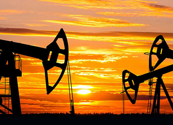 Петролът продължава да поддържа цени на 69 долара, а запасите и добивът в САЩ намаляват