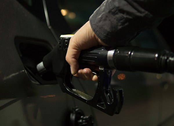 Цената на бензина падна под 2 лева