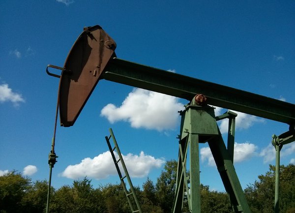 Цените на петрола се понижиха в очакване на новини от Фед