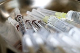 ЕС на път към закупуване на още 100 млн. дози от ваксината против COVID-19
