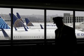 Програмата за чести полети на United Airlines привлича заем от 5 милиарда долара с цел да намали загубата на пари