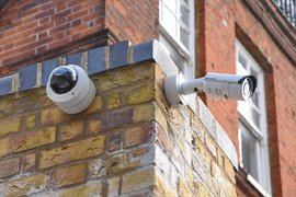 Великобритания забрани китайските камери за видеонаблюдение на „чувствителни“ държавни обекти