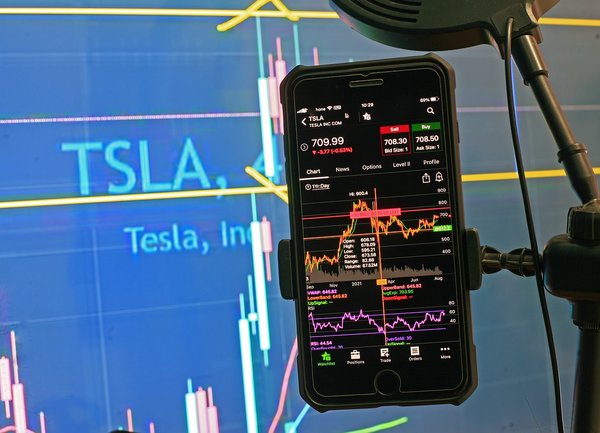 Мъск препоръча на работещите в Tesla да не се безпокоят от лудостта, обхванала фондовия пазар