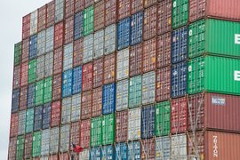 Износът и вносът на Китай спадат през юни, с утежняването на последствията от търговската война